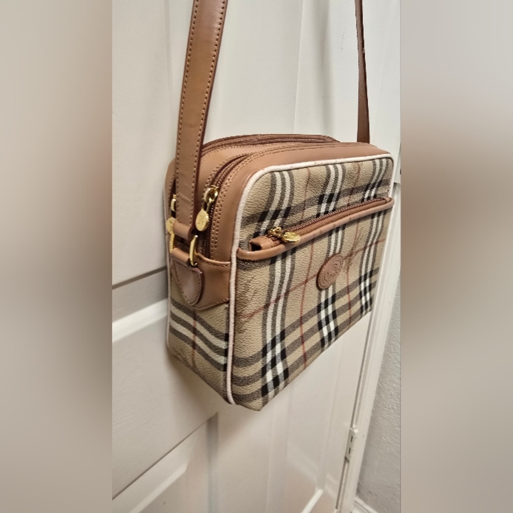 Burberry Multipocket Shoulder Bag 8 in x 10 in x 3.25 in. Bag Drop 18.5 in - Picture 6 of 17